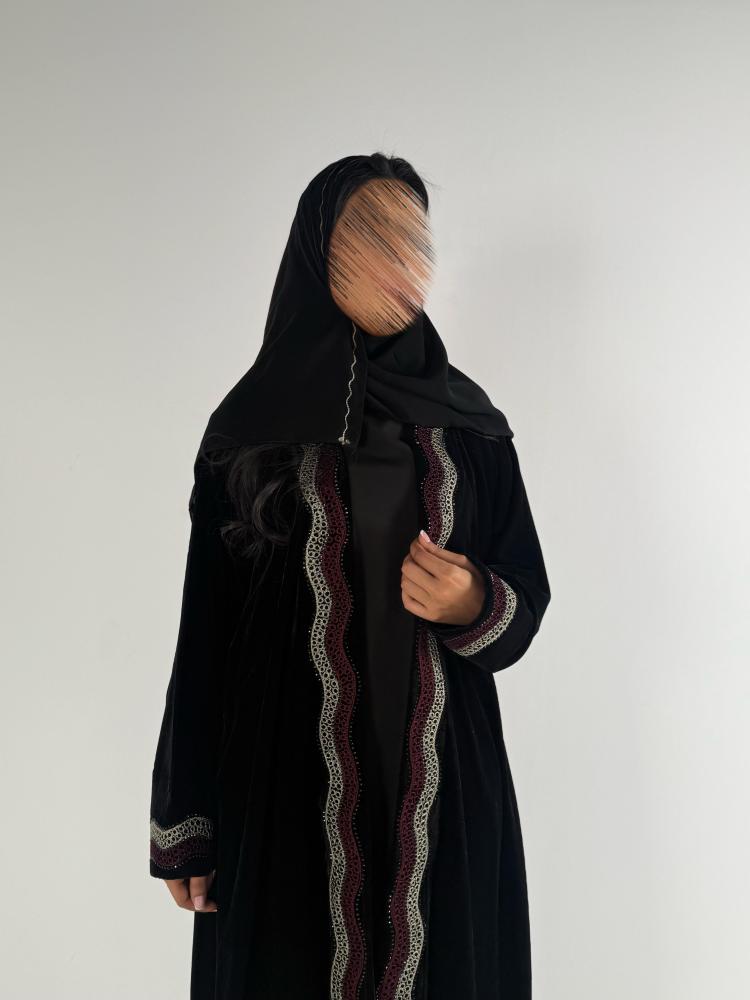 عبايه كلوش سماهر بقماش مخمل كوري بتدخيل هاري مع كرستال