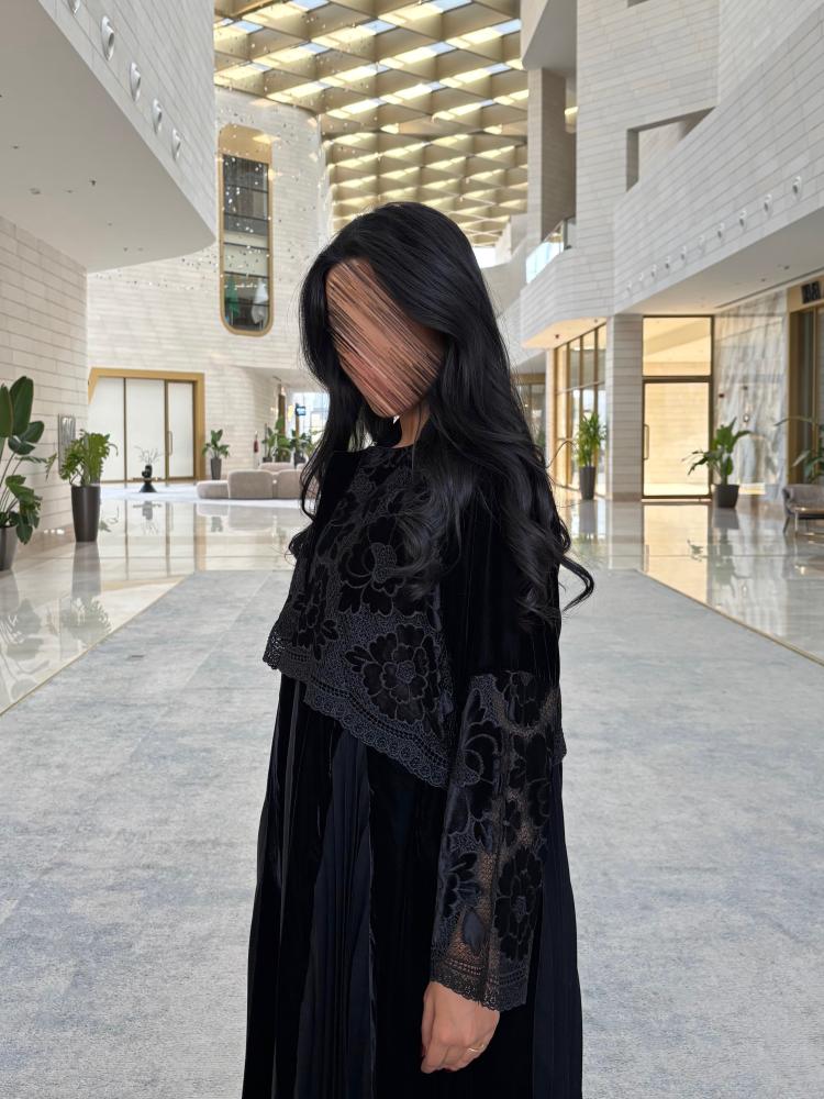 عبايه سمو بقماش مخمل كوري بتدخيل دانتيل مخمل مع كسرات