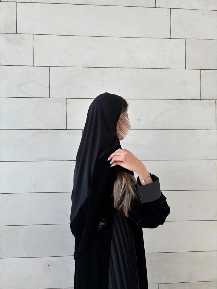 عبايه وجدان بقماش مخمل اسود بتدخيل كسرات ناعم