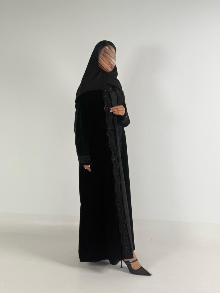 عبايه كلوش سماهر بقماش مخمل كوري بتدخيل هاري مع كرستال