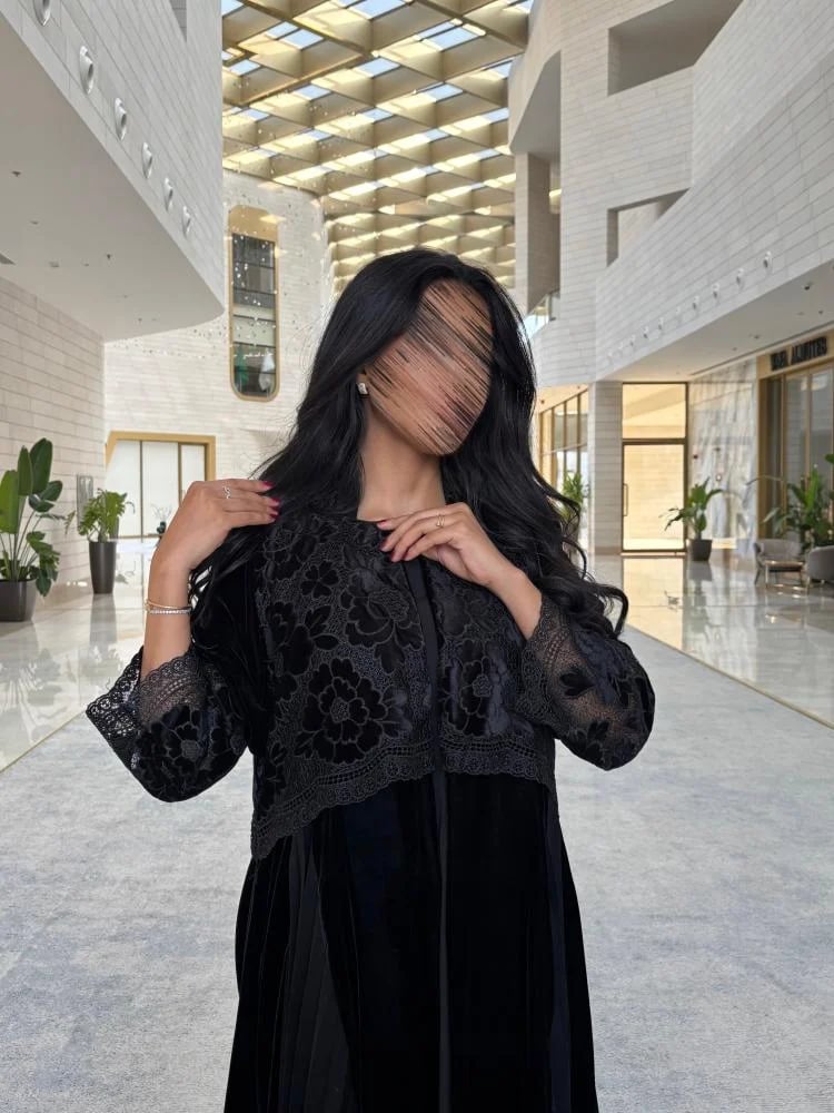 عبايه سمو بقماش مخمل كوري بتدخيل دانتيل مخمل مع كسرات