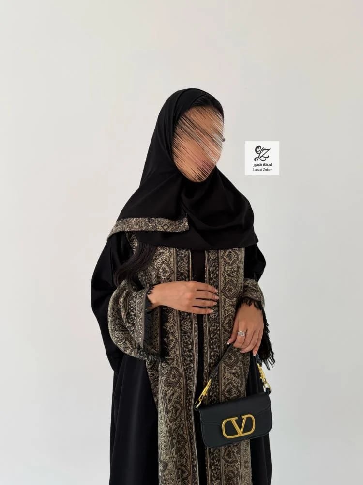 عبايه حور نص بشت بقماش كوبرا اسود فاحم بتدخيل كشميري يدوي فخم