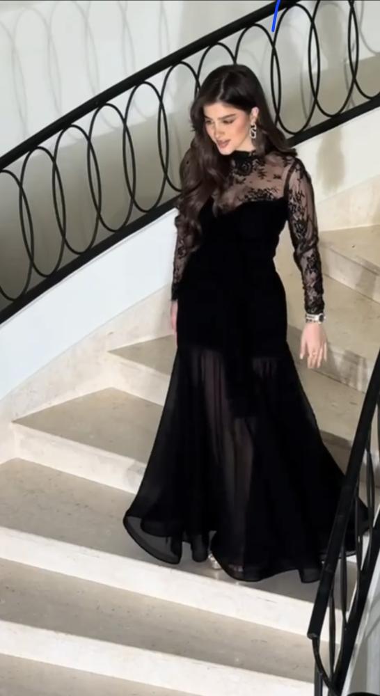 فستان أسود كم دانتيل