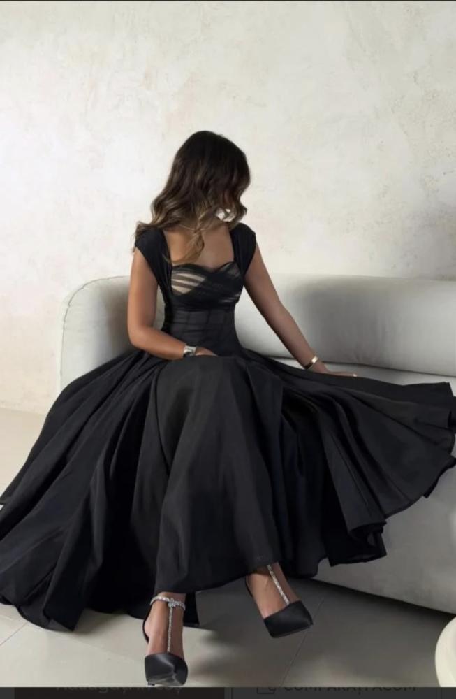 فستان سهرة أسود بتصميم أنيق وقصة جذابة