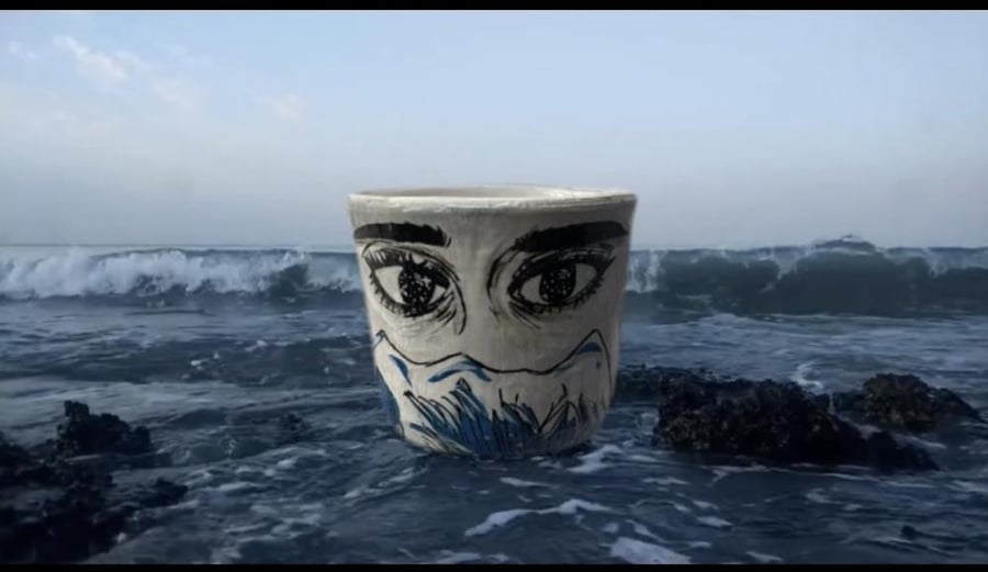 كوب فخار موج البحر مرسوم يدوياً