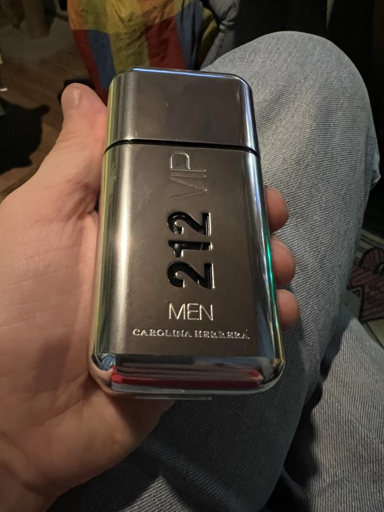 عطر كارولينا هيريرا 212 في آي بي للرجال أو دو تواليت 100 مل