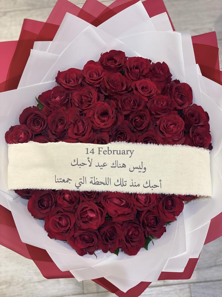 باقة جوري أحمر جامبو كثيف تغليف أبيض عنابي فاخر ربطة ساتان - ورد مكة