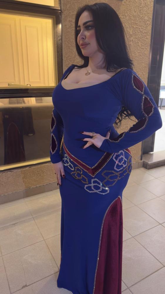 فستان ازرق مع موديل مخمل كرستال