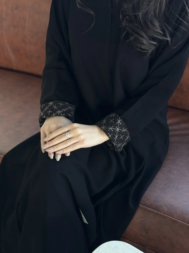 عبايات كلوش سوداء مقفلة بأزرار طقطق للمناسبات