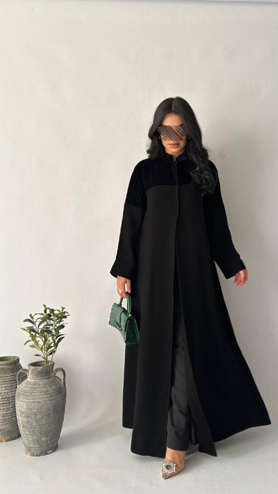 عبايات مخمل اسود لمسة من الرقي بتصاميم عصرية فاخرة