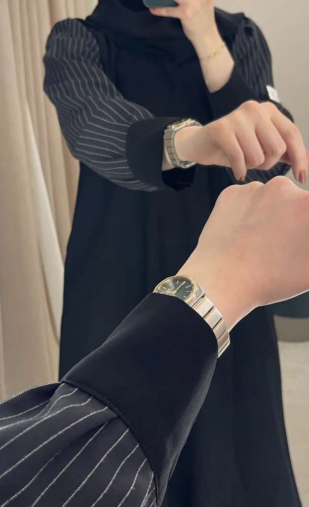 عباية مخططة مع كم أبيض مخطط لإطلالة فاخرة وعصرية