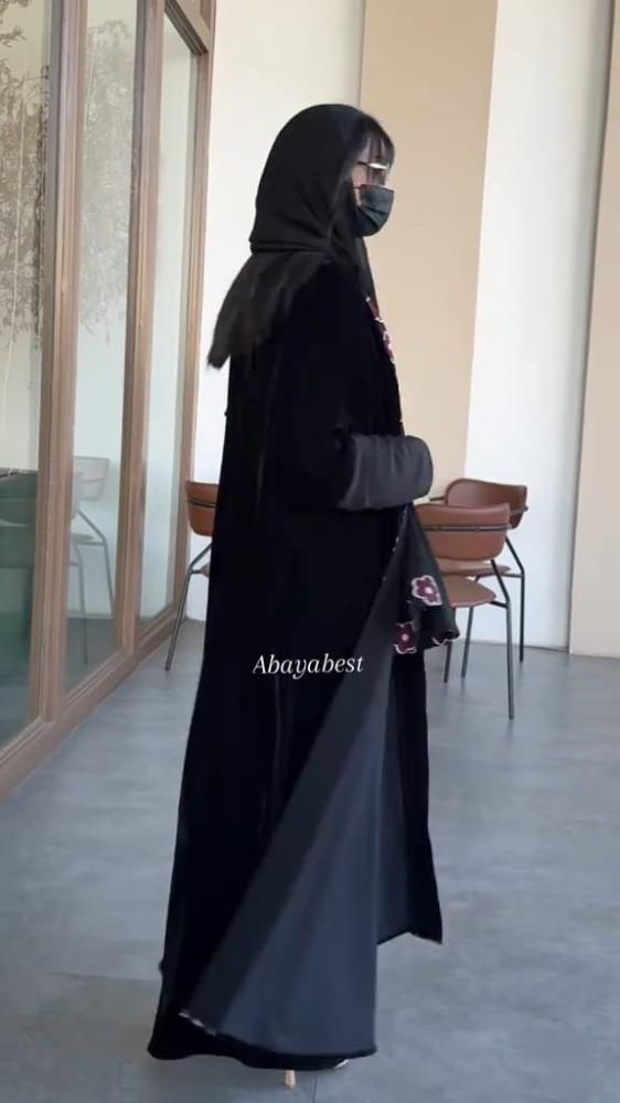 عباية شتوية بخامة مخملية وتصميم أنثوي مميز