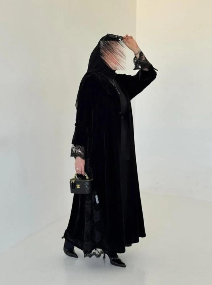 عبايه دانتيل فاخرة بحافة سفلية وقماش مخمل لإطلالة فخمة