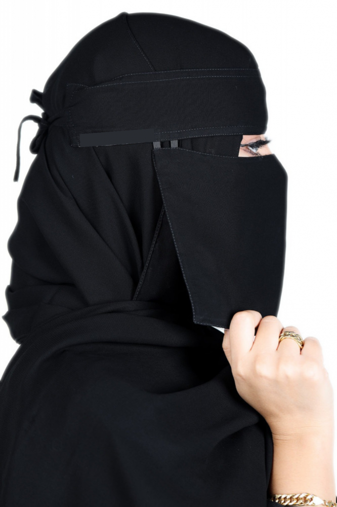 نقاب قصير أسود بتصميم محتشم وخامة خفيفة مريحة للارتداء اليومي
