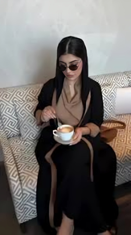 عباية بيج أنيقة بتصميم راقي يبرز جمال الإطلالة الهادئة