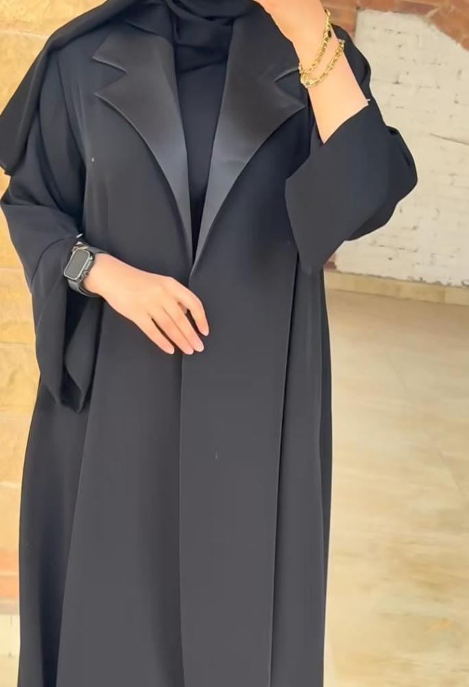 عبايه بياقه أنيقة تمنح إطلالة راقية للسهرات
