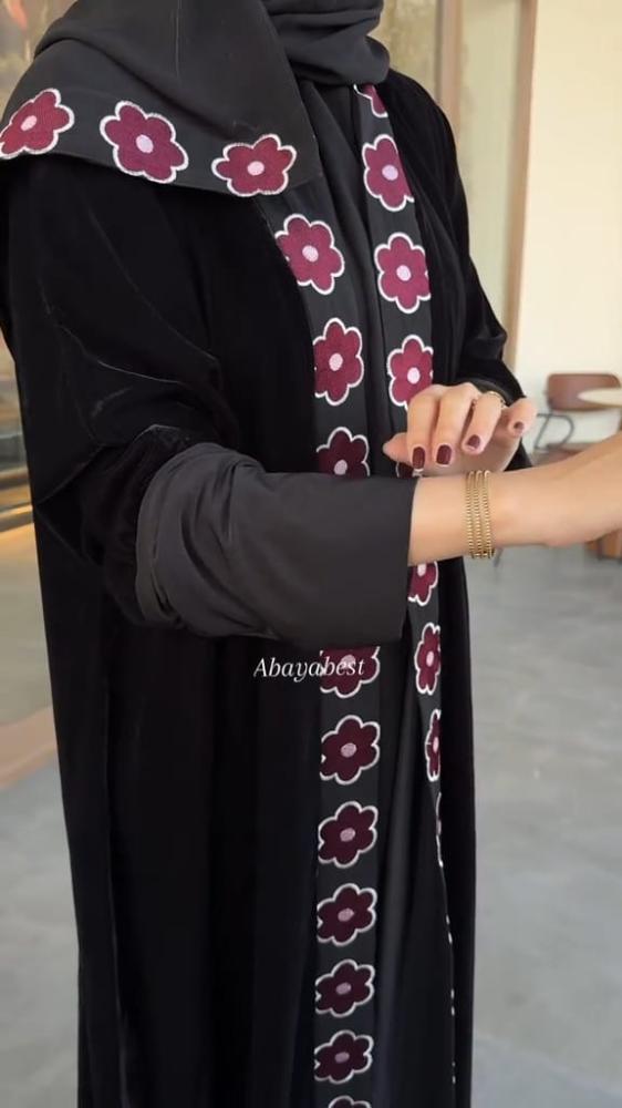 عباية شتوية بتطريز بارز يضفي لمسة فخمة على الإطلالة