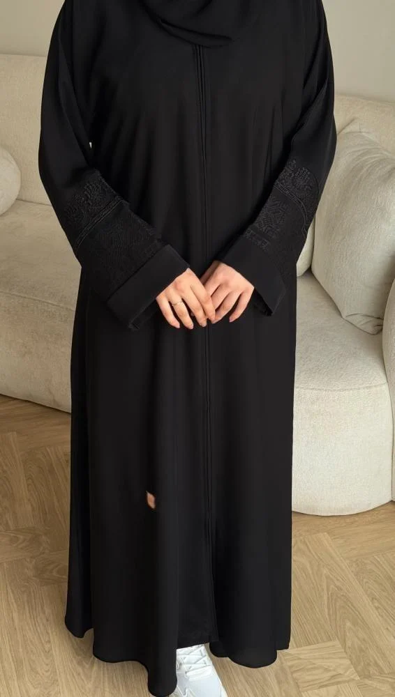 عبايات سوداء فخمة من قماش كريب فاخر وانسيابي