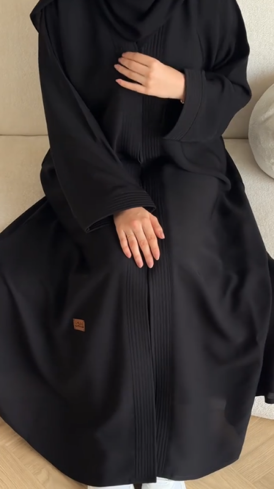 نص كلوش عباية مع كم مزين بالقيطان لمسة عصرية كلاسيكية
