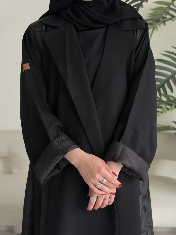 عبايه ربع كلوش كريب مع لمسات تفته على الأكمام والجوانب