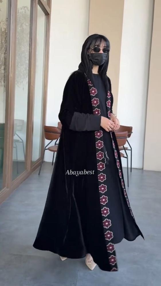 عباية شتوية مخملية بتطريز زهري أنيق للنساء