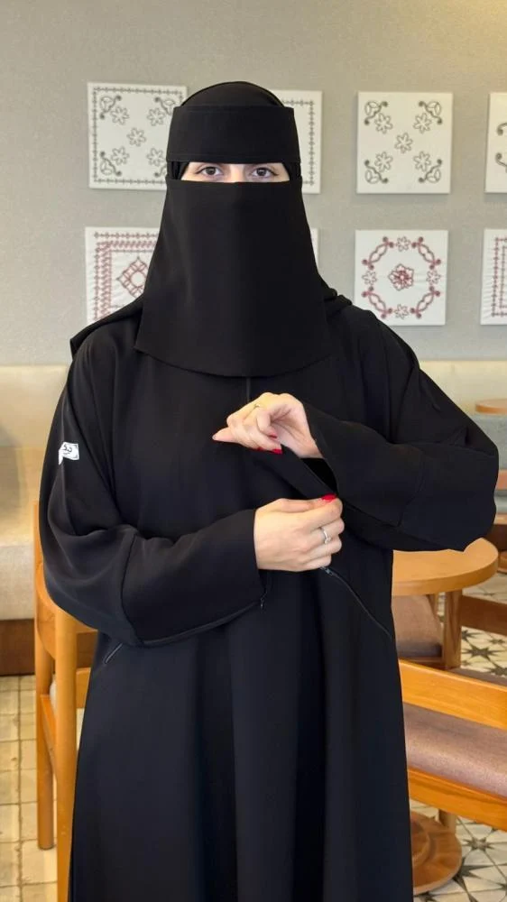 عباية جيب بتصميم عصري مزودة بسحاب عملي