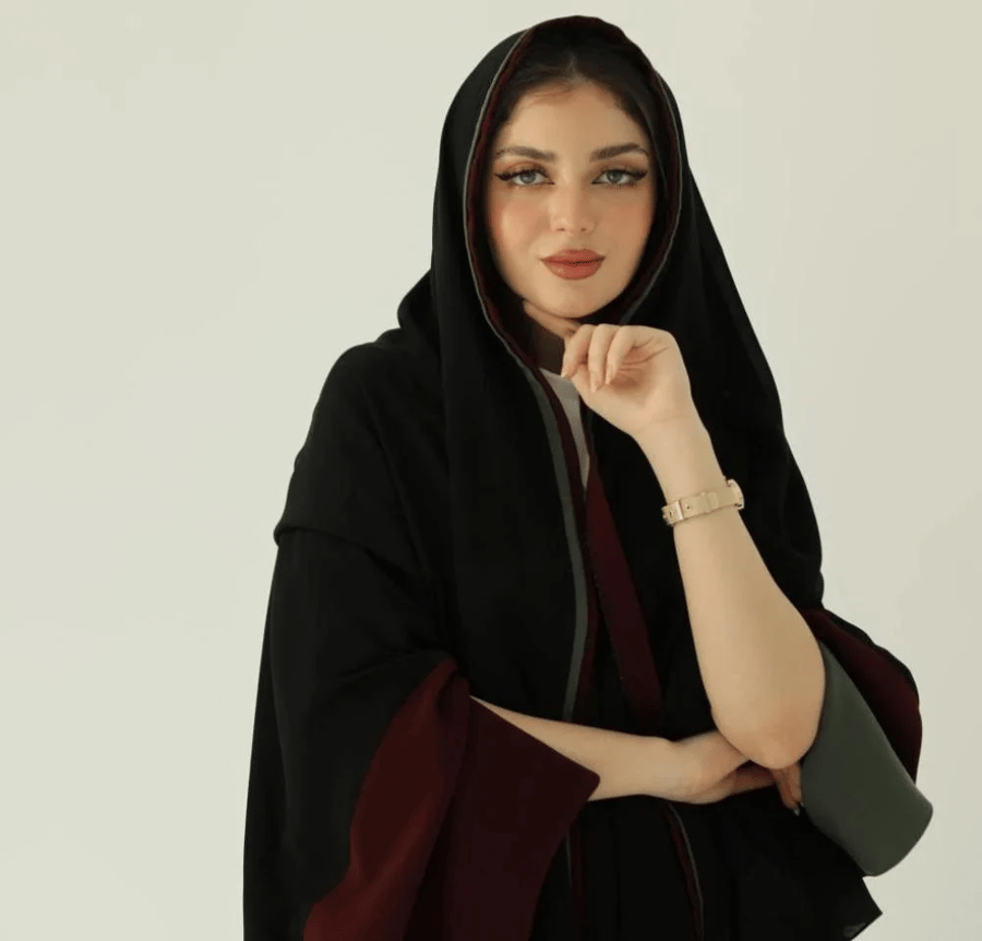 عباية لف نسائية تجمع بين العملية والأناقة
