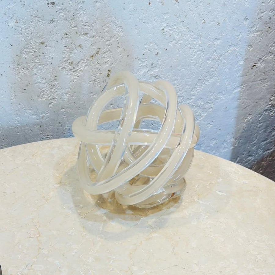 تحفة ديكور زجاجية أنيقة بتصميم فني انسيابي ولمسات عصرية33×34×5سم