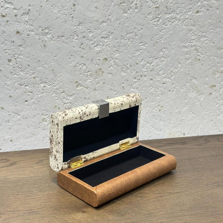 An elegant box with a luxurious design that combines modernity and a classic touch. It features a patterned top cover 130×15×7 cm