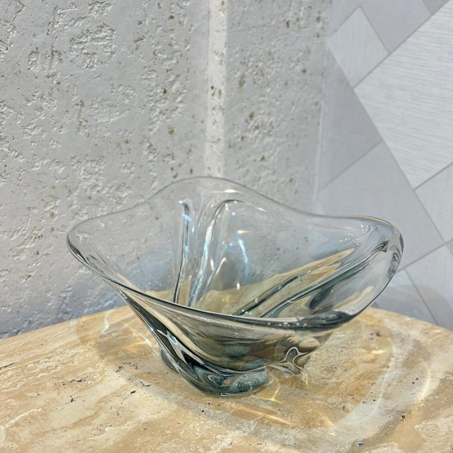 صحن ديكوري فاخر من الزجاج الشفاف بتصميم عصري متموّج الحواف32×24×24سم