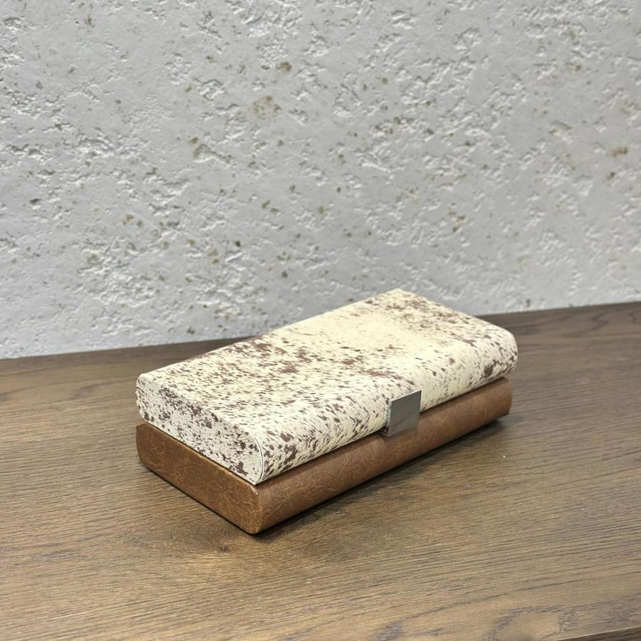 An elegant box with a luxurious design that combines modernity and a classic touch. It features a patterned top cover 130×15×7 cm