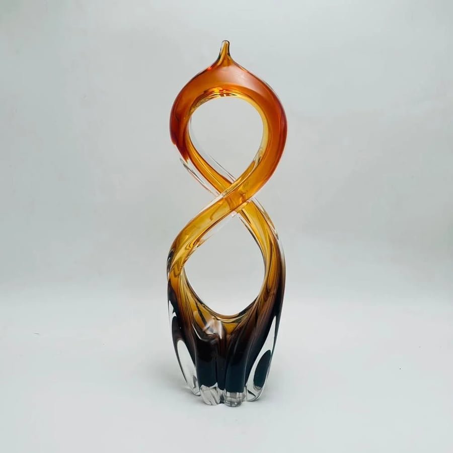 تحفة فنية زجاجية بتصميم انسيابي مستوحى من رمز اللانهاية49×15×9سم