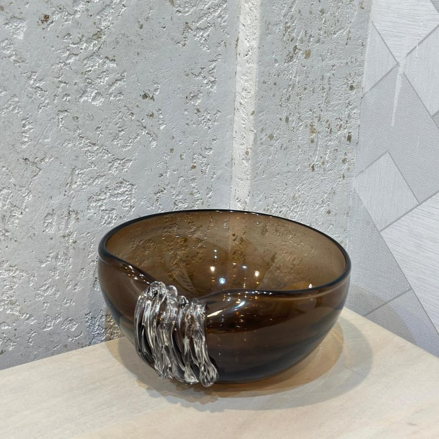 وعاء زجاجي أنيق بلون العنبر المدخّن مع تفصيلة فنية من الزجاج23×23×11سم