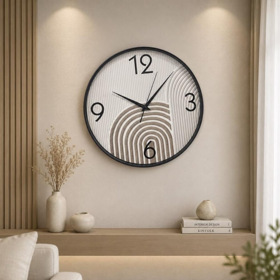 ساعة حائط دائرية بيج مخطط بتصميم كلاسيكي عصري، تتميز بإطار خارجي بارز
