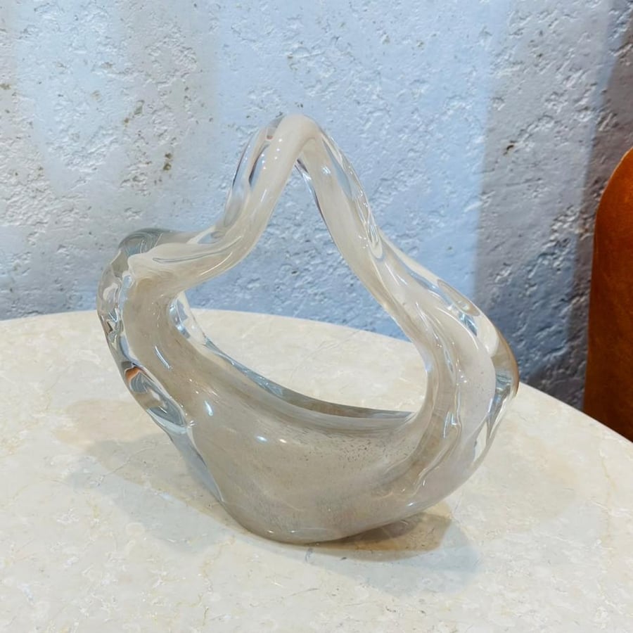 تحفة ديكور زجاجية أنيقة بتصميم فني انسيابي ولمسات عصرية14×20×5سم