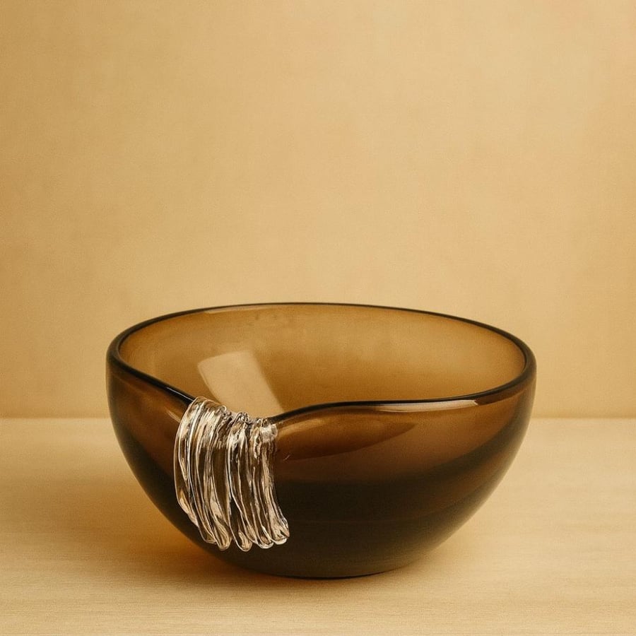 وعاء زجاجي أنيق بلون العنبر المدخّن مع تفصيلة فنية من الزجاج23×23×11سم
