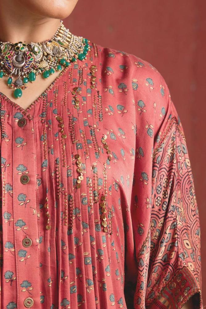 جلابيه حرير  وردي  بقصه واسعه مع شك من الامام والخلف