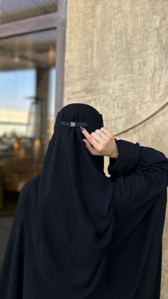 نقاب مشبك صغير مايل مبطن حرير مائل