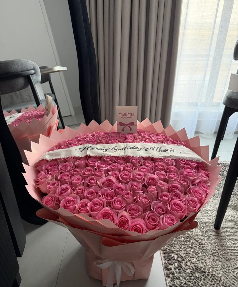 The giant Jouri bouquet 150 roses