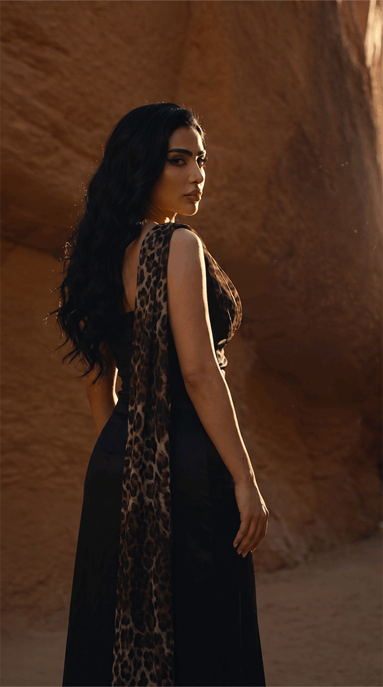 فستان تفته أسود بقصة أنثوية وشال نمري حريري