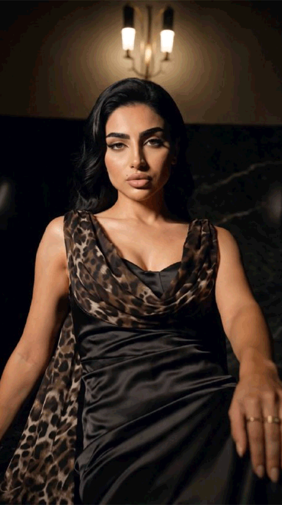 فستان تفته أسود بقصة أنثوية وشال نمري حريري