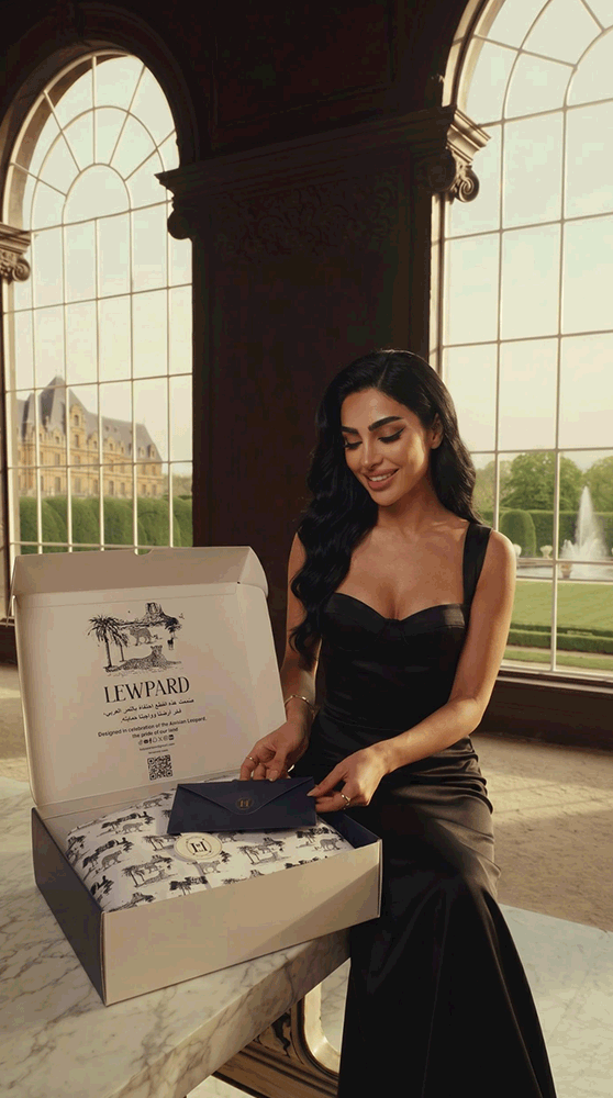 فستان تفته أسود بقصة أنثوية وشال نمري حريري
