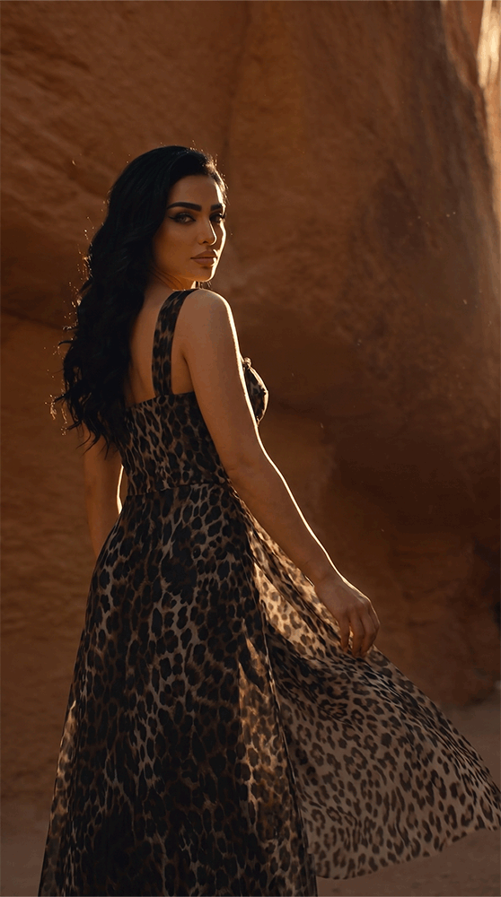 فستان حريري نمري بقصة أنثوية وشال حرير