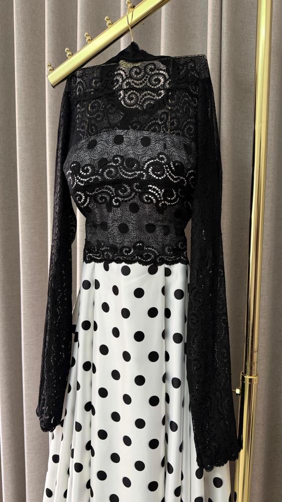 Evening dress white and black, the fabric is stretchy, with a lace bust.