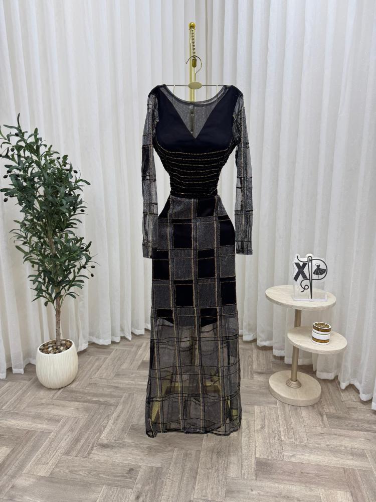 Evening dress black fabric type fabric _ tulle tony soft, decorated with computer embroidery fine squares studded with first-grade golden crystal, giving a luxurious and attractive shine