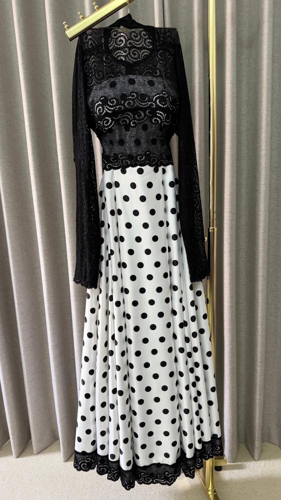 Evening dress white and black, the fabric is stretchy, with a lace bust.