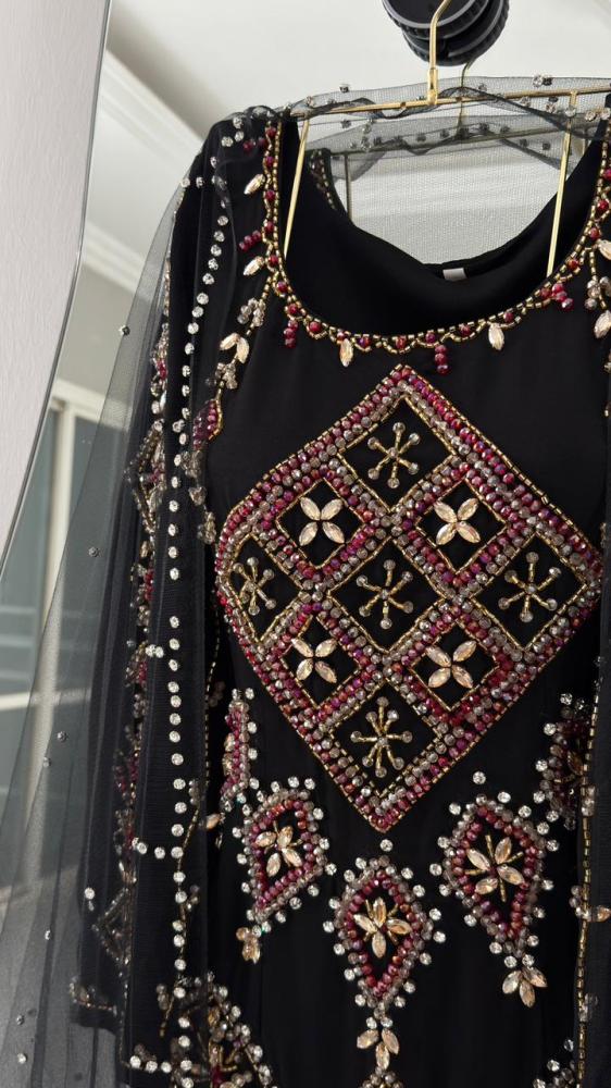 فستان سهرة أسود الخامة باربي وت تطريز يدوي للاستقبالات والعزائم