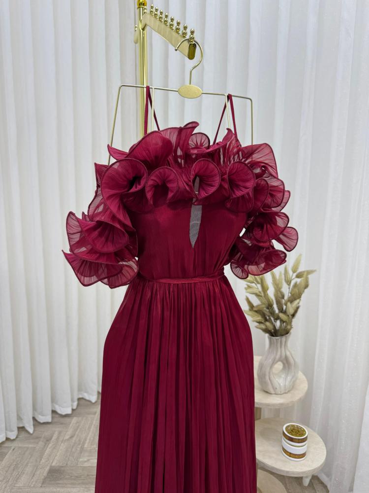 Evening dress, oud color, fabric crinkle, lining torn