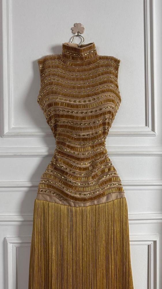Evening dress gold material embroidery hand + fringe lining tear
