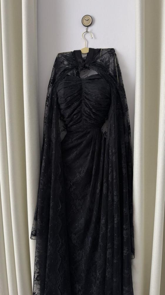 Black dress, fabric of dentelle, and zircon stones